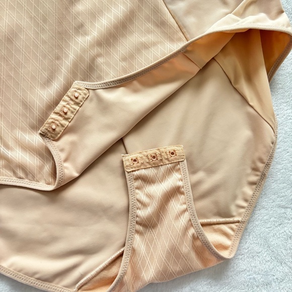 CHANTELLE Smooth Lines Shaping Bodysuit--40C - Picture 8 of 16